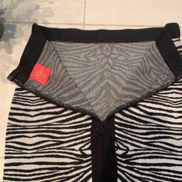 EUC🌸John & Jenn Zebra Print Knitwear Skirt - Picture 10 of 17